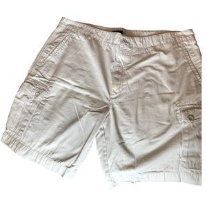 Van Heusen Men’s Shorts. Khaki. 100% Cotton. Lots of pockets!